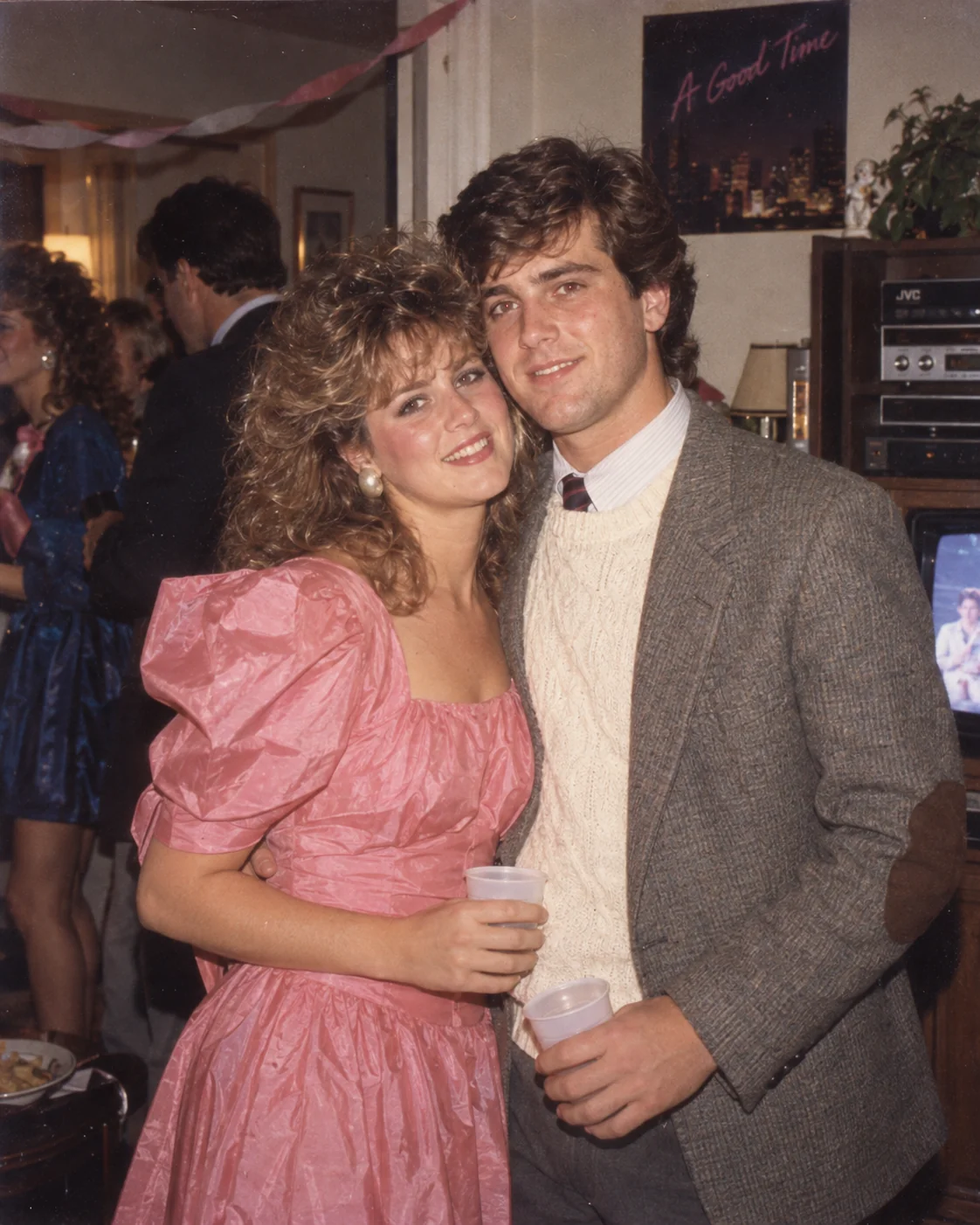 Advanced 80s AI photo prompt — 1986 indoor party full era lock combining Kodacolor II film, Vivitar flash, authentic wardrobe and era-accurate background props