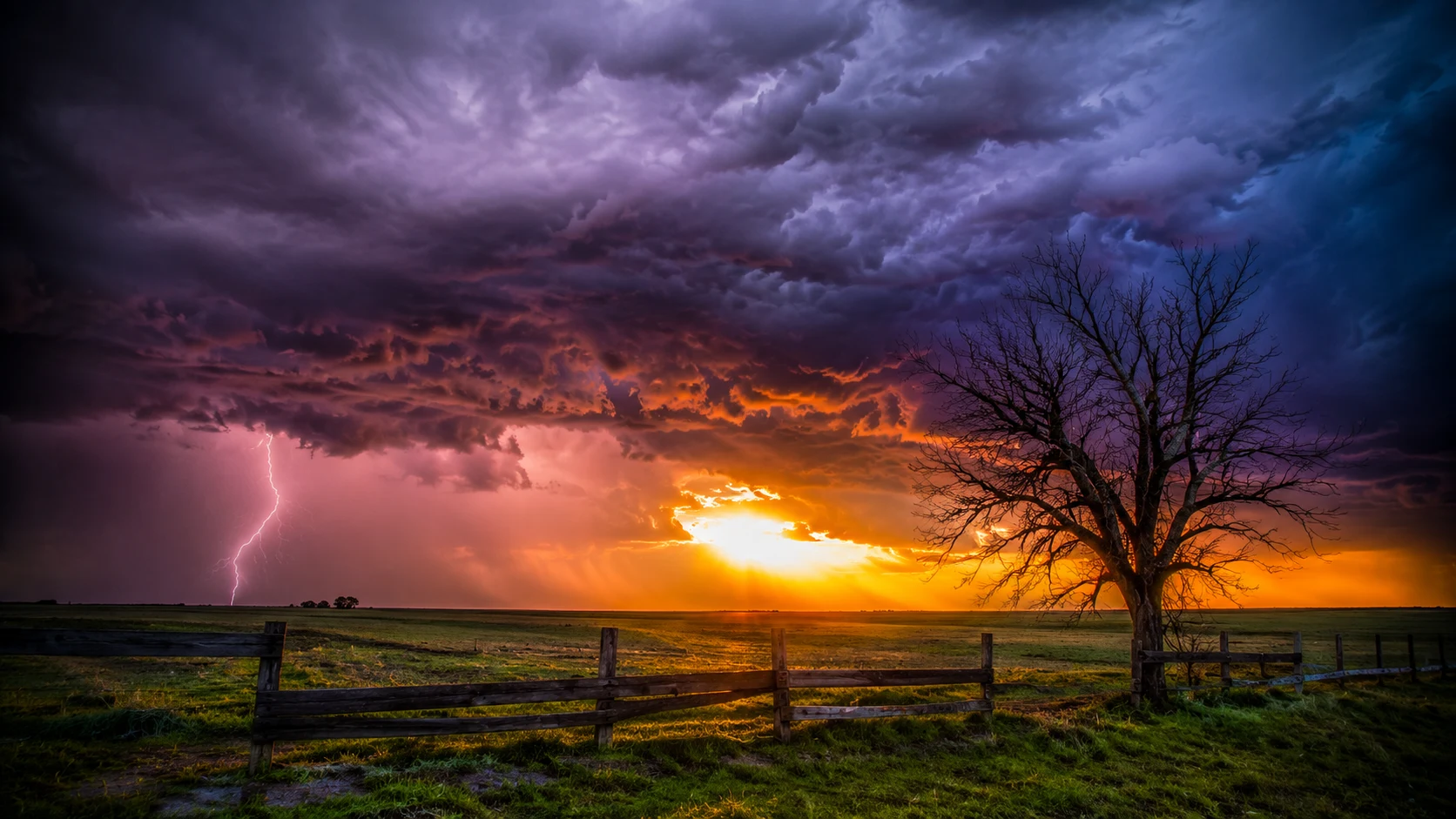 Dramatic stormy sunset AI image prompt — 4K golden hour scene